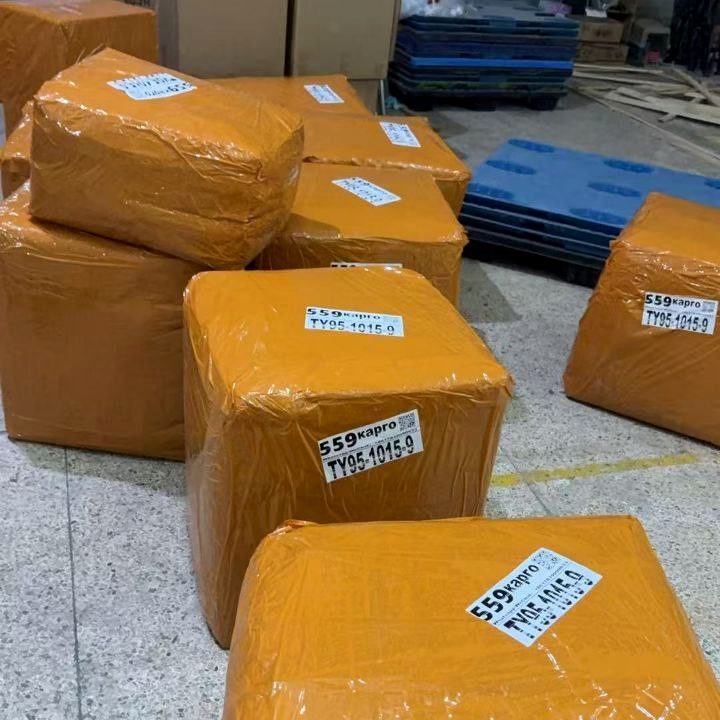 Грузы в мешках, обмотанные скотчем, с наклейками 559 Карго