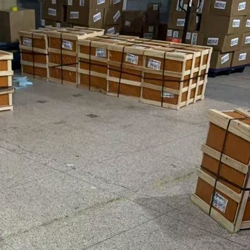 Грузы в деревянной обрешётке на складе